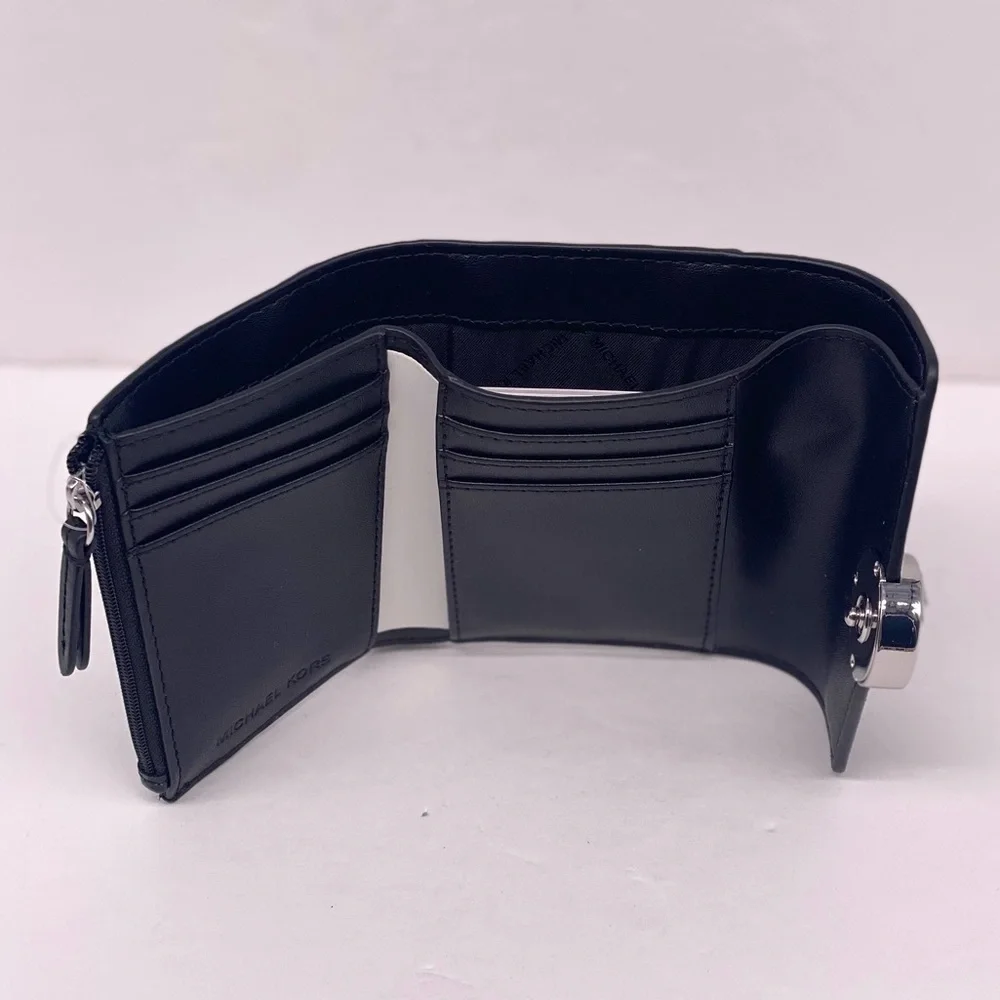 Michael Kors Carmen Medium Flap bifold in Black
